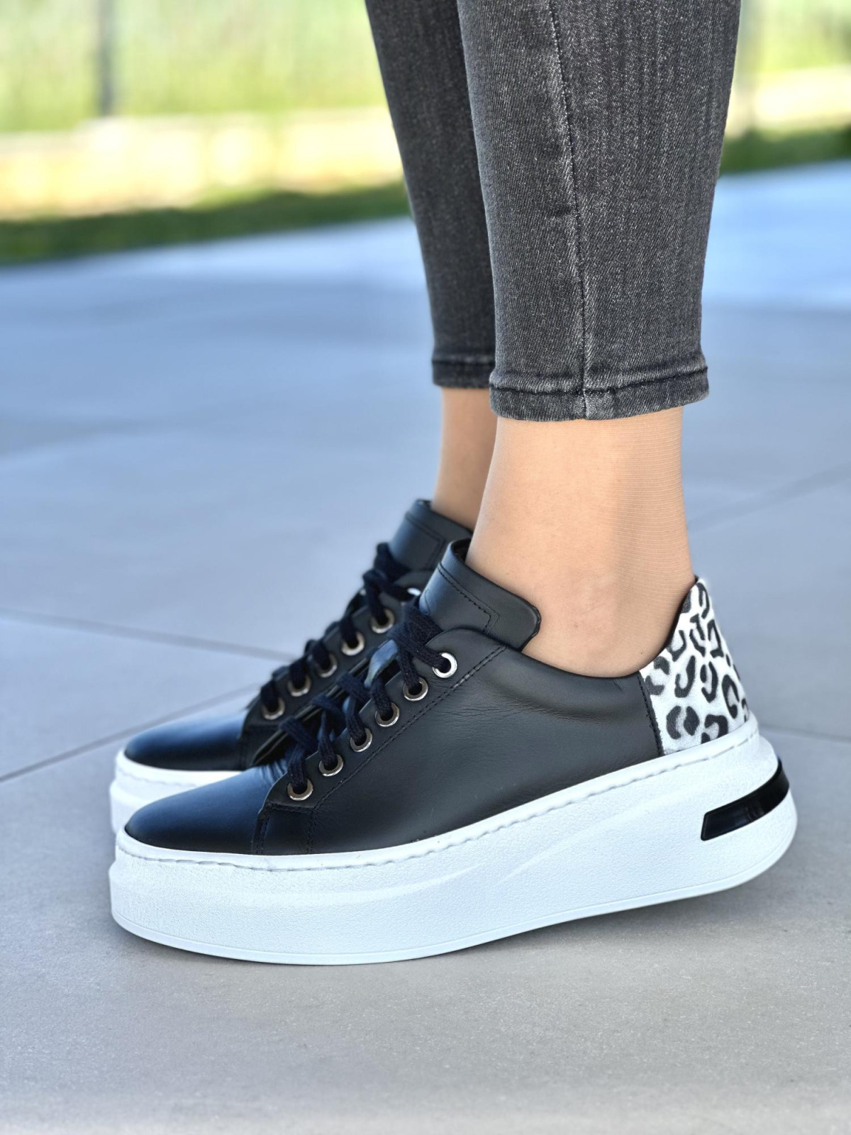 Czarne-trampki-damskie-skorzane-OLEKSY-polskiej-produkcji-na-grubej-podeszie