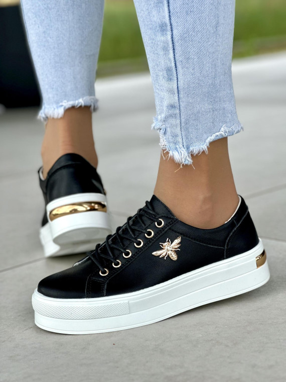 Modne-czarne-trampki-damskie-skorzane-na-bialej-podeszwie