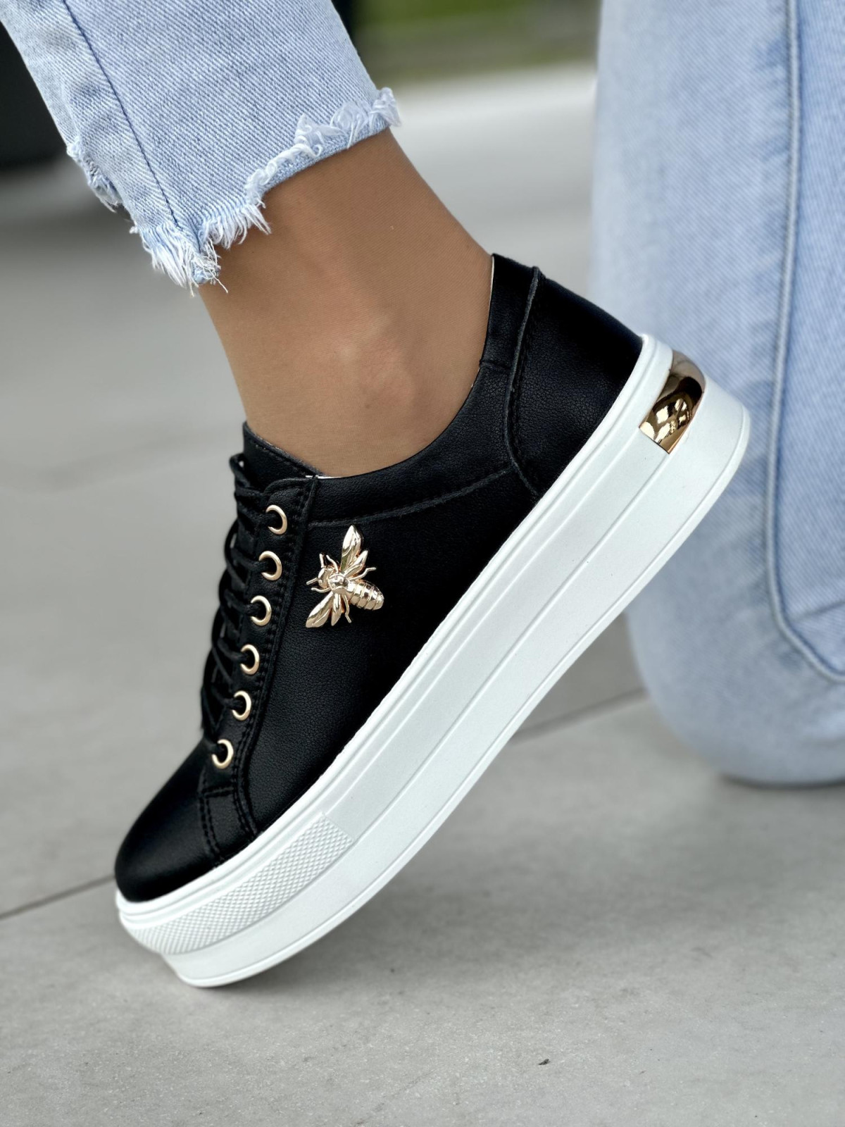 Modne-czarne-trampki-damskie-skorzane-na-bialej-podeszwie