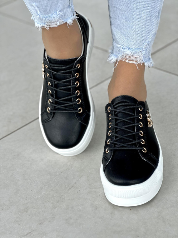 Modne-czarne-trampki-damskie-skorzane-na-bialej-podeszwie