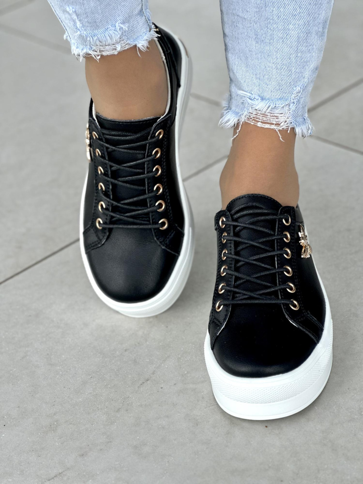 Modne-czarne-trampki-damskie-skorzane-na-bialej-podeszwie