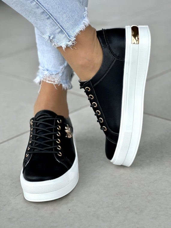 Modne-czarne-trampki-damskie-skorzane-na-bialej-podeszwie