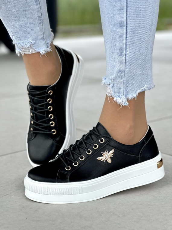 Modne-czarne-trampki-damskie-skorzane-na-bialej-podeszwie