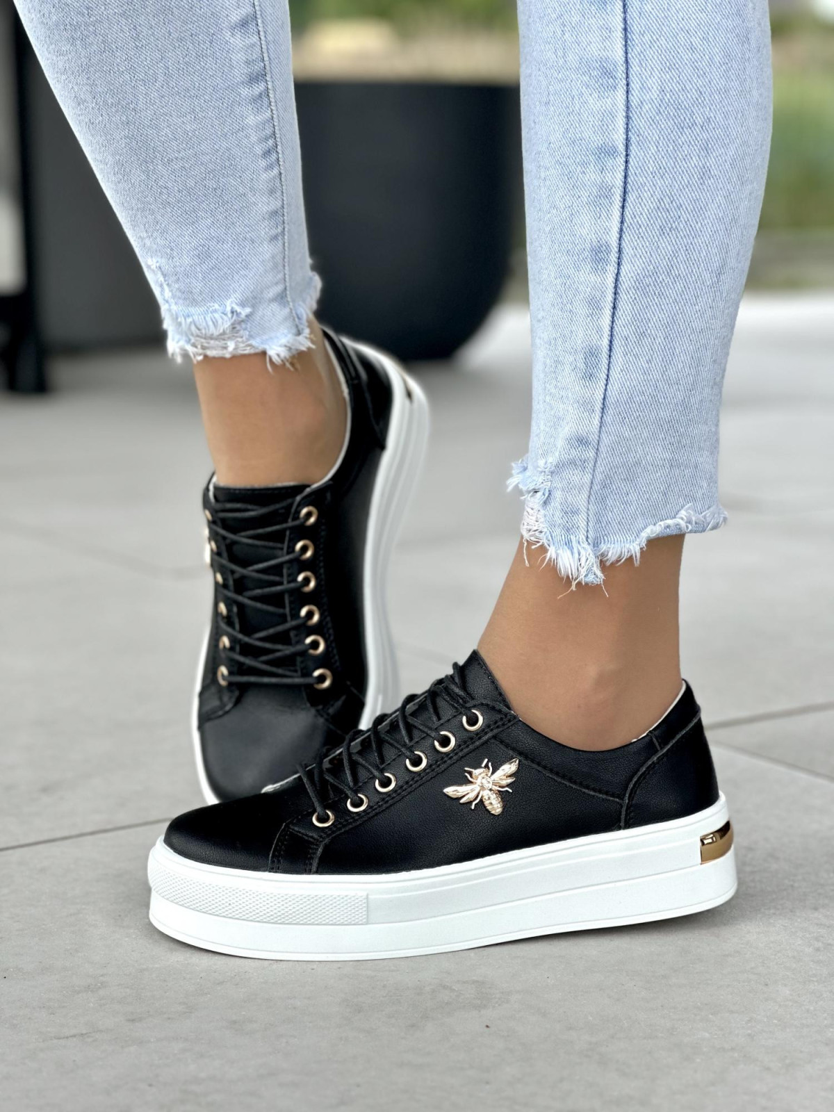 Modne-czarne-trampki-damskie-skorzane-na-bialej-podeszwie