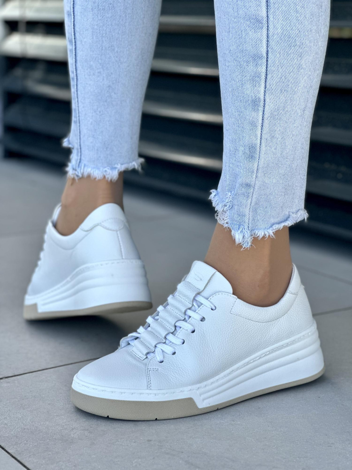 Biale-trampki-damskie-skorzane-OLEKSY-polskiej-produkcji-na-grubej-podeszwie