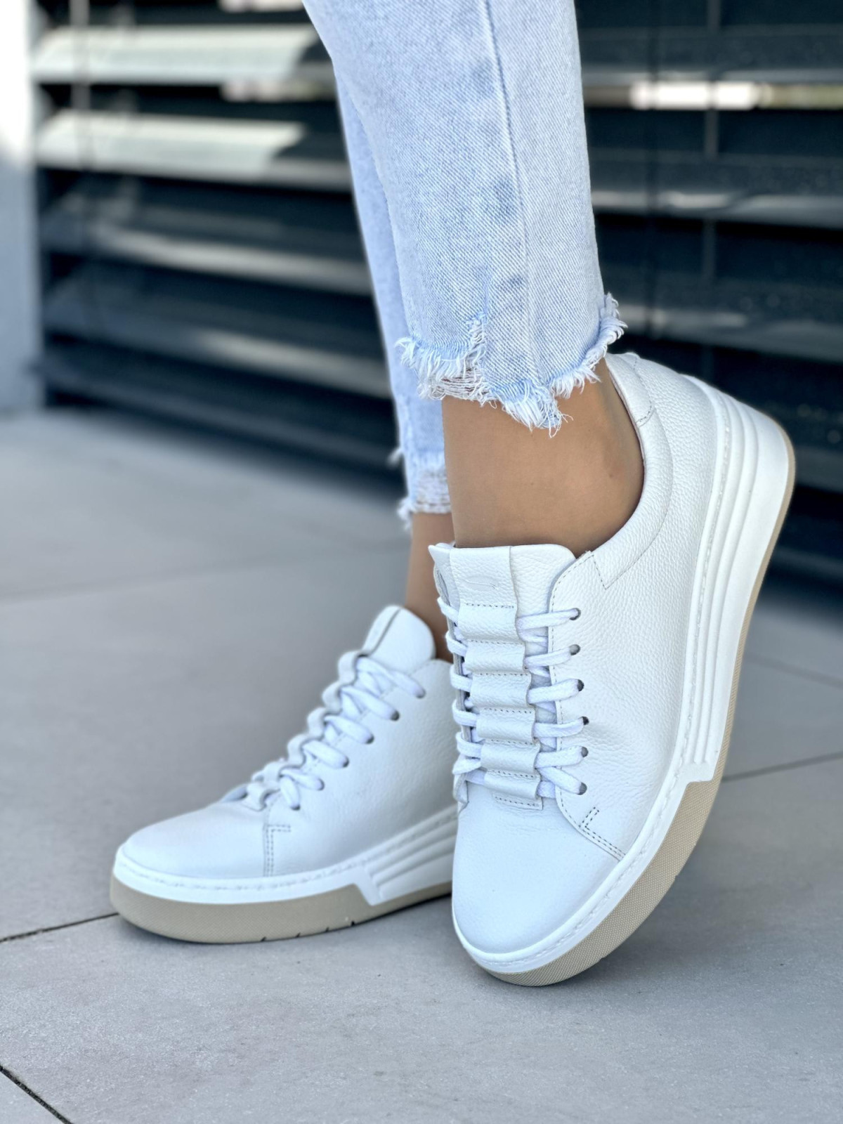 Biale-trampki-damskie-skorzane-OLEKSY-polskiej-produkcji-na-grubej-podeszwie