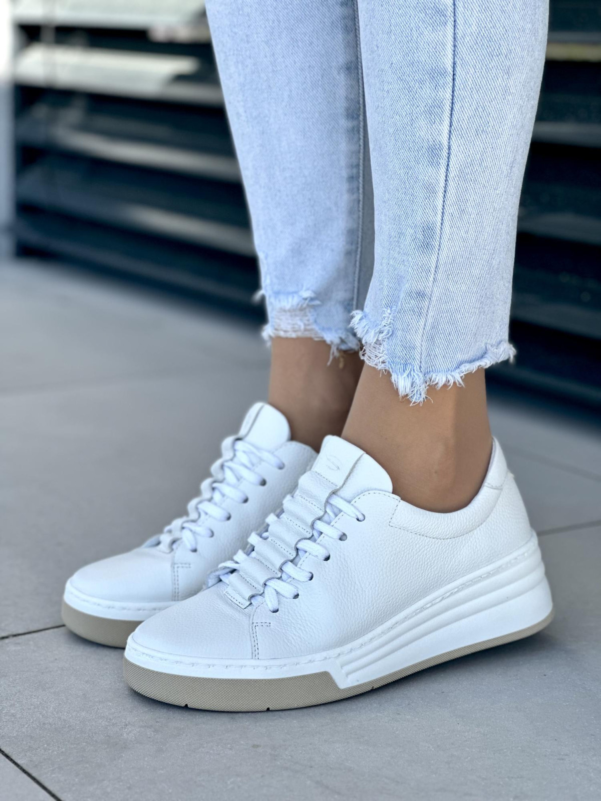 Biale-trampki-damskie-skorzane-OLEKSY-polskiej-produkcji-na-grubej-podeszwie