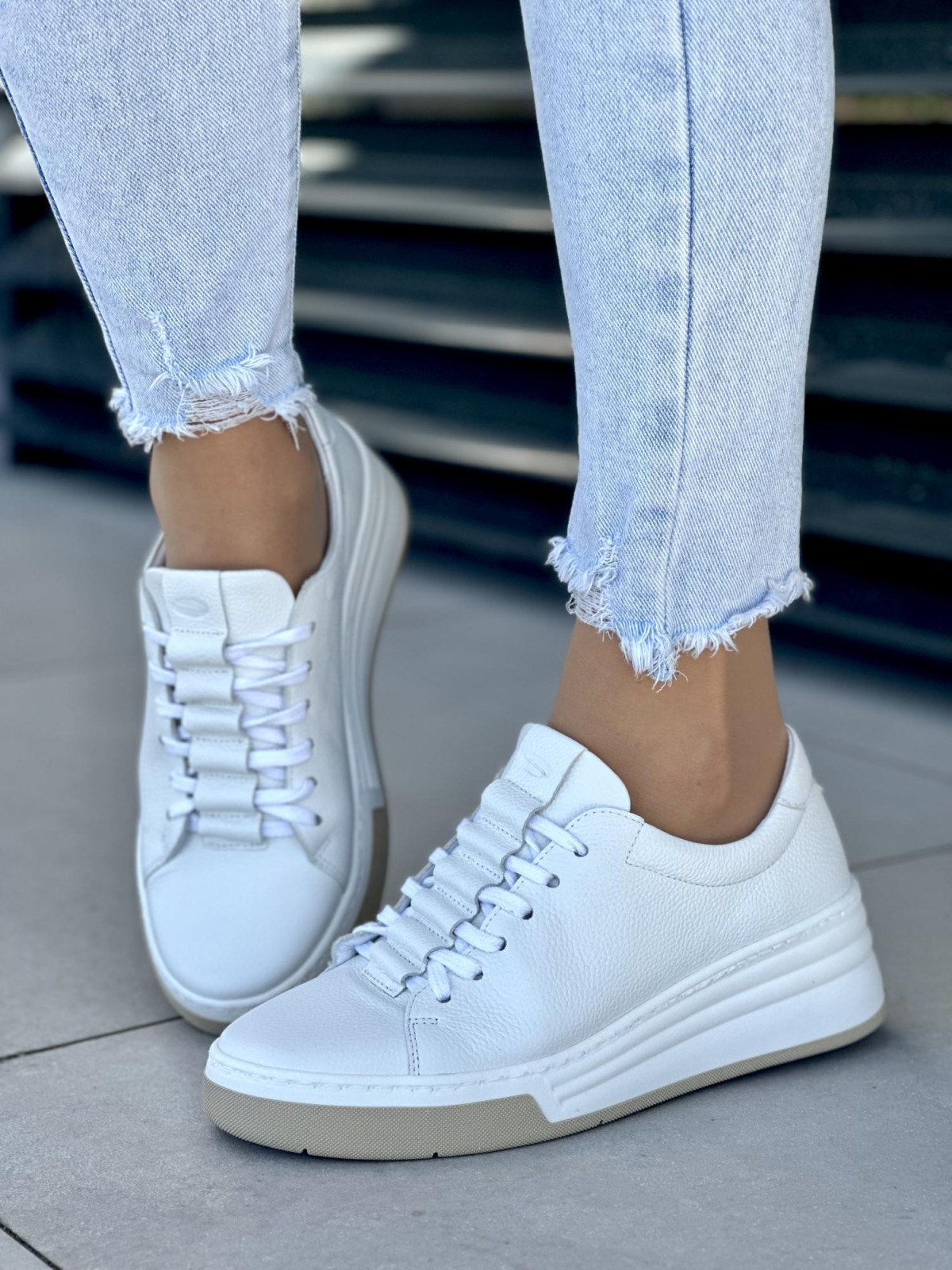 Biale-trampki-damskie-skorzane-OLEKSY-polskiej-produkcji-na-grubej-podeszwie