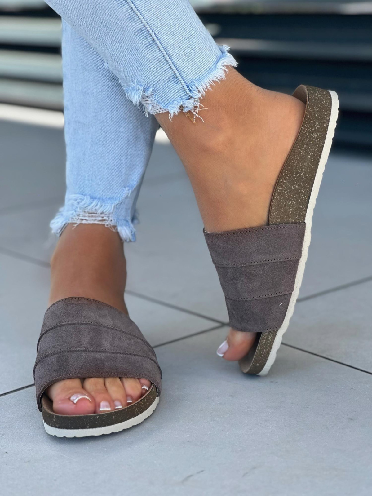 Bardzo-wygodne-brazowe-klapki-OLEKSY-ze-skory-naturalnej-polskiej-produkcji