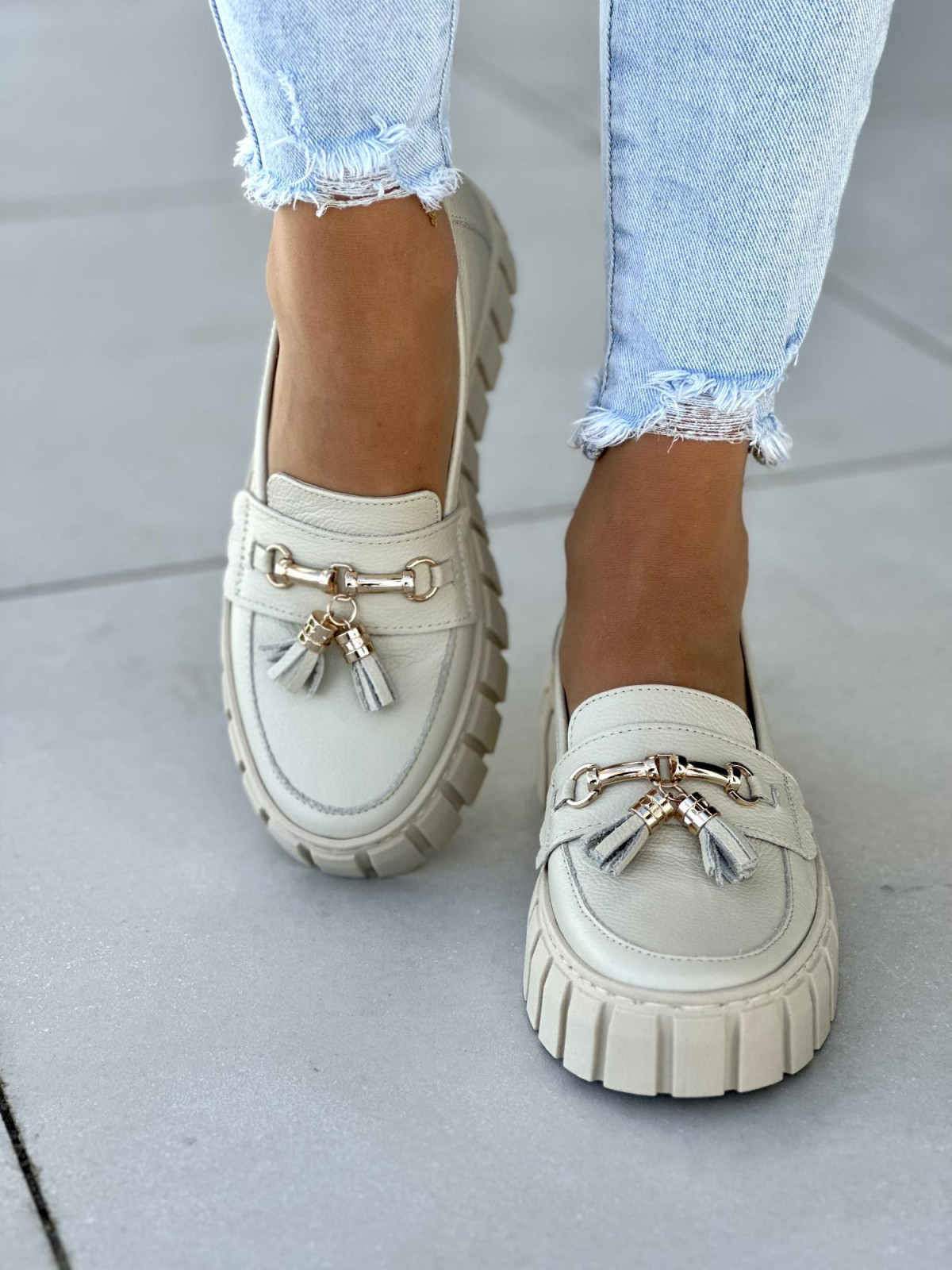 Modne-bezowe-mokasyny-damskie-skorzane-OLEKSY-na-wygodnym-grubym-spodzie-polskiej-produkcji