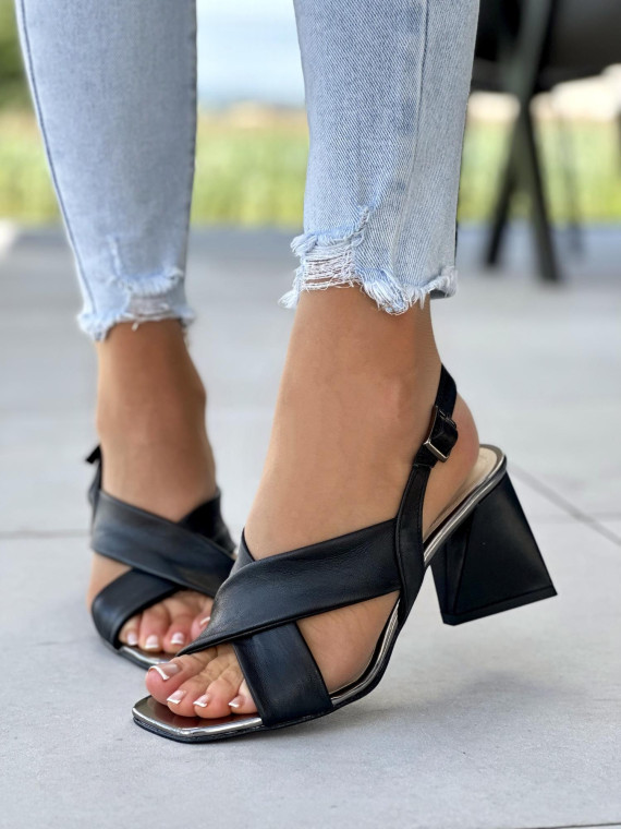 Czarne-sandaly-OLEKSY-z-naturalnej-miekkiej-skory-na-wygodnym-obcasie-polskiej-produkcji