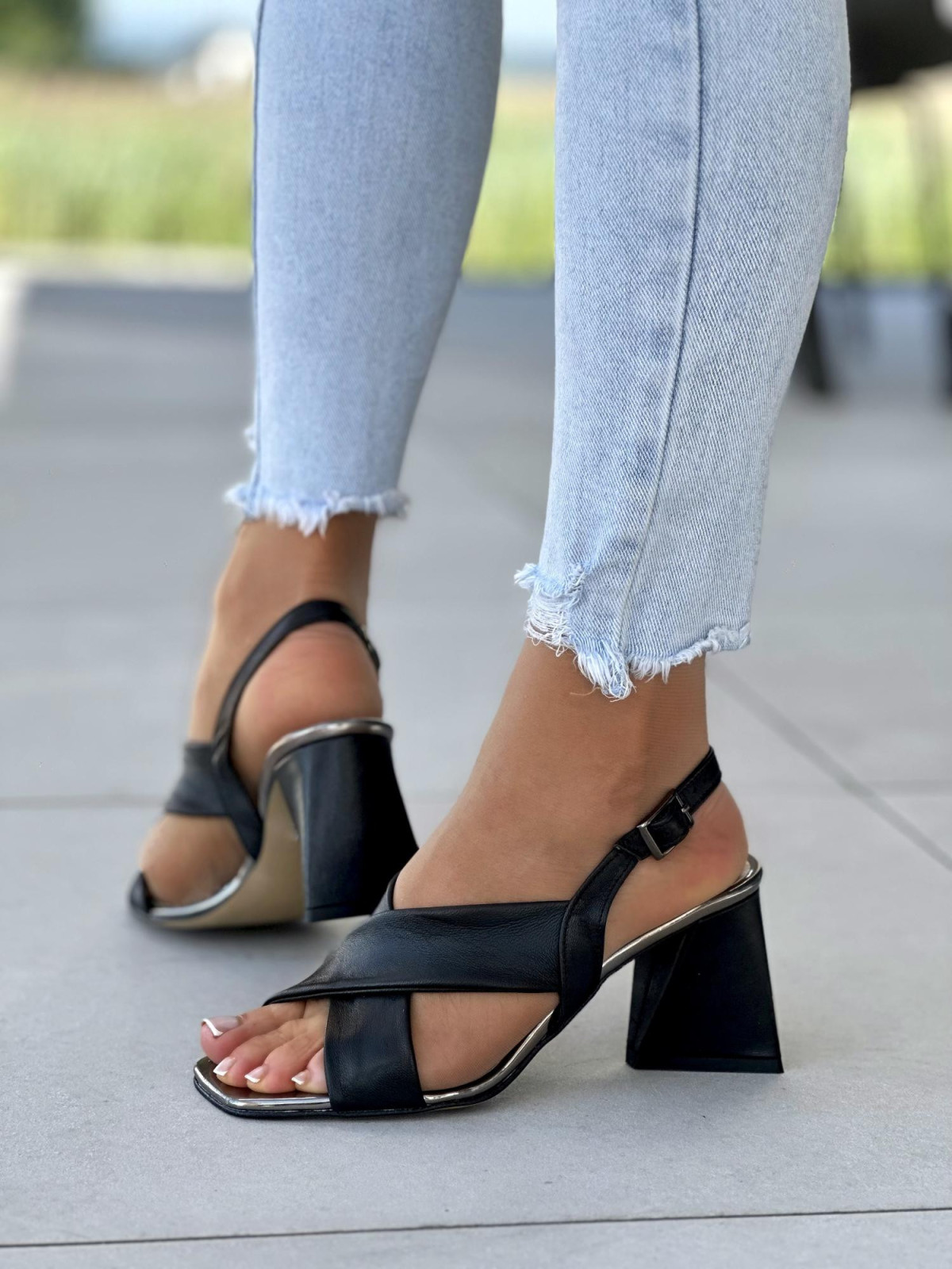 Czarne-sandaly-OLEKSY-z-naturalnej-miekkiej-skory-na-wygodnym-obcasie-polskiej-produkcji