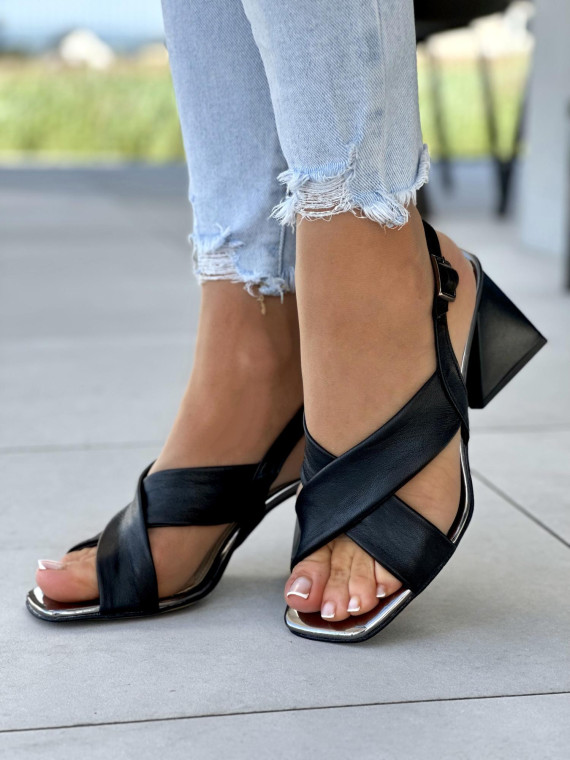 Czarne-sandaly-OLEKSY-z-naturalnej-miekkiej-skory-na-wygodnym-obcasie-polskiej-produkcji