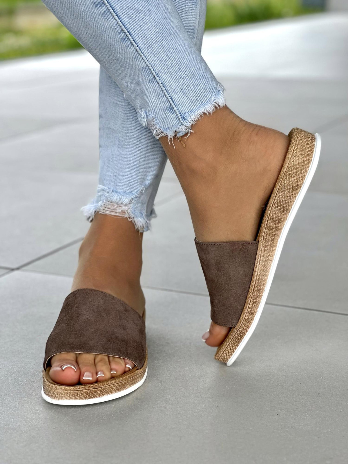 Wygodne-brazowe-klapki-OLEKSY-ze-skory-naturalnej-polskiej-produkcji