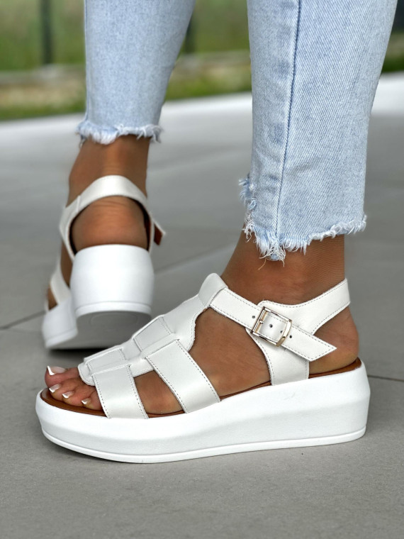 Biale-sandaly-damskie-ze-skory-naturalnej-OLEKSY-polskiej-produkcji-na-grubej-podeszwie