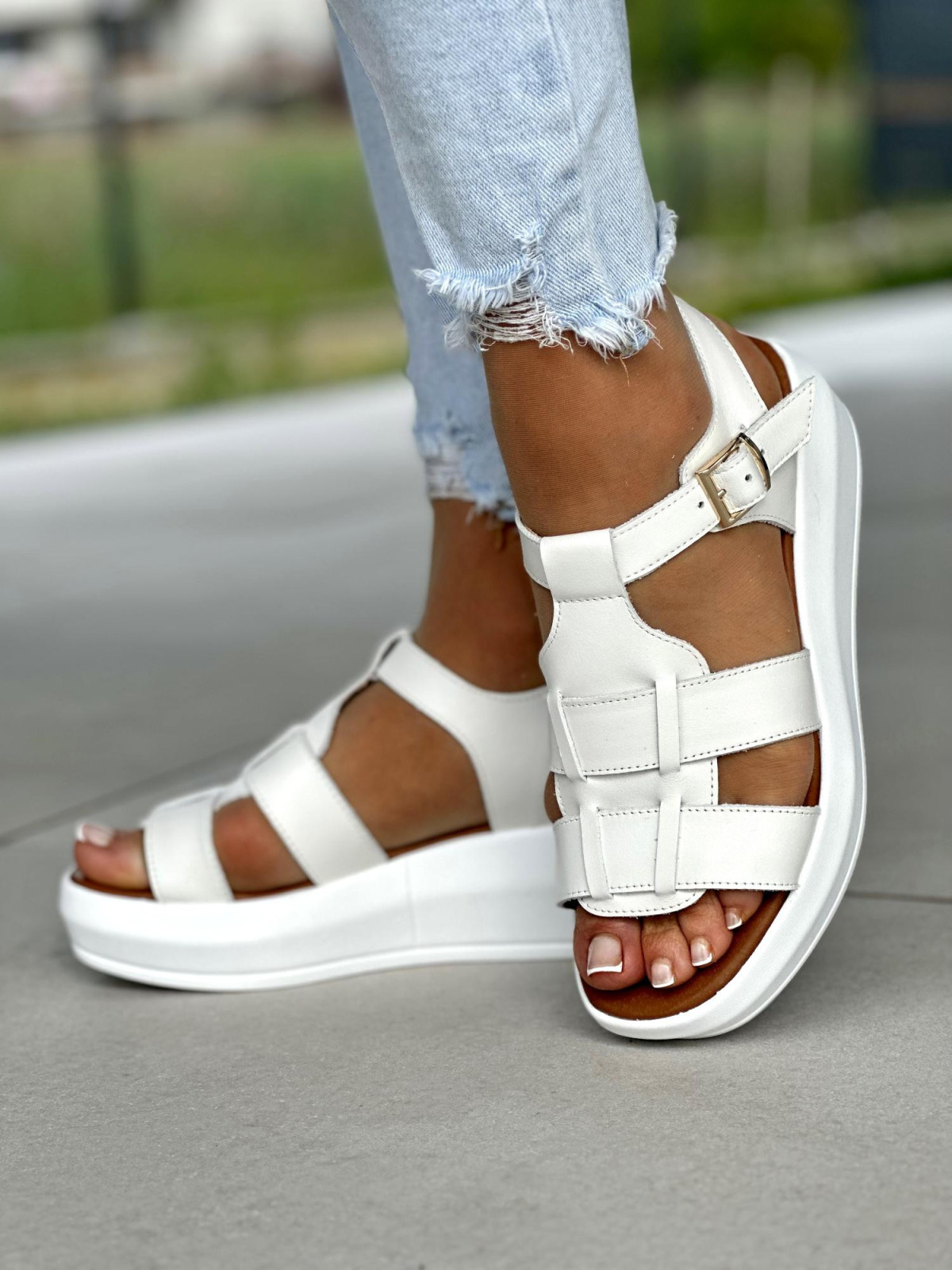Biale-sandaly-damskie-ze-skory-naturalnej-OLEKSY-polskiej-produkcji-na-grubej-podeszwie