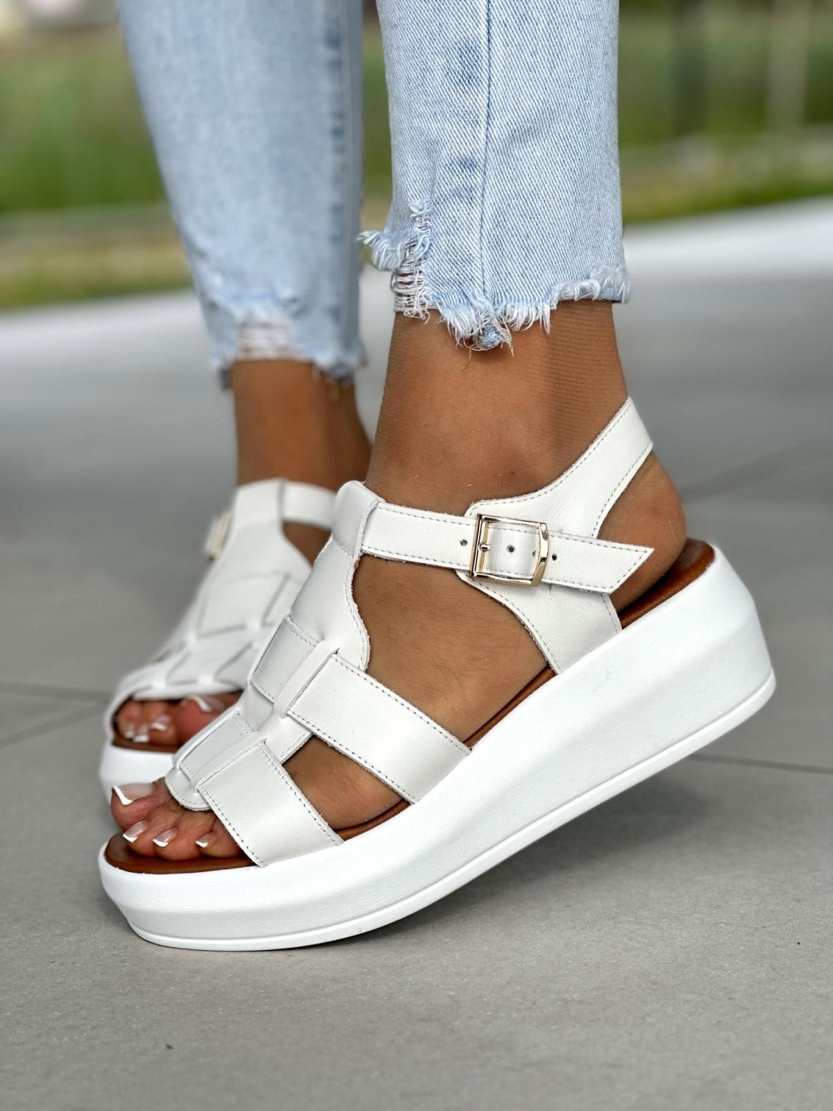 Biale-sandaly-damskie-ze-skory-naturalnej-OLEKSY-polskiej-produkcji-na-grubej-podeszwie