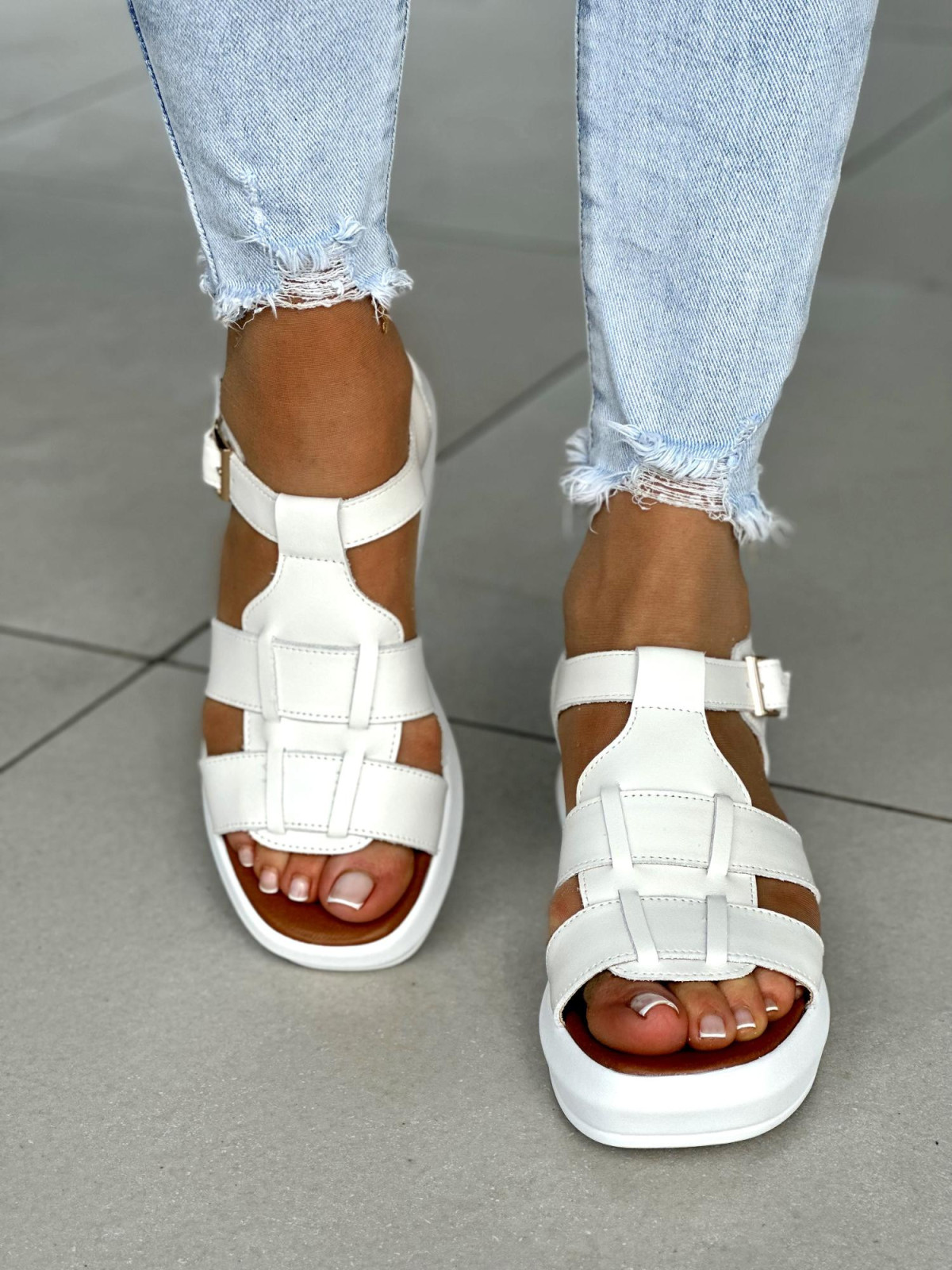 Biale-sandaly-damskie-ze-skory-naturalnej-OLEKSY-polskiej-produkcji-na-grubej-podeszwie