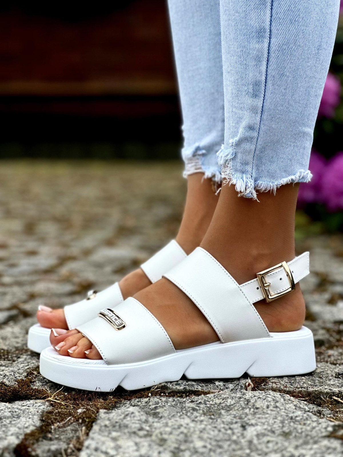 Biale-sandaly-damskie-skorzane-OLEKSY-polskiej-produkcji-na-grubej-podeszwie