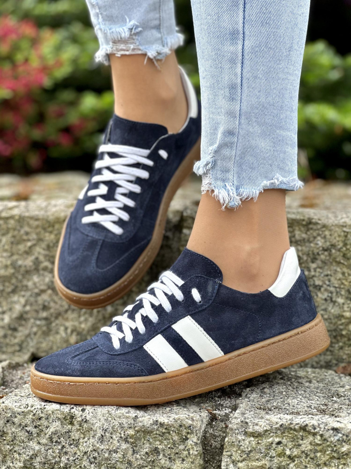 Modowe-trampki-OLEKSY-ze-skory-naturalnej-polskiej-produkcji-w-granatowym-kolorze