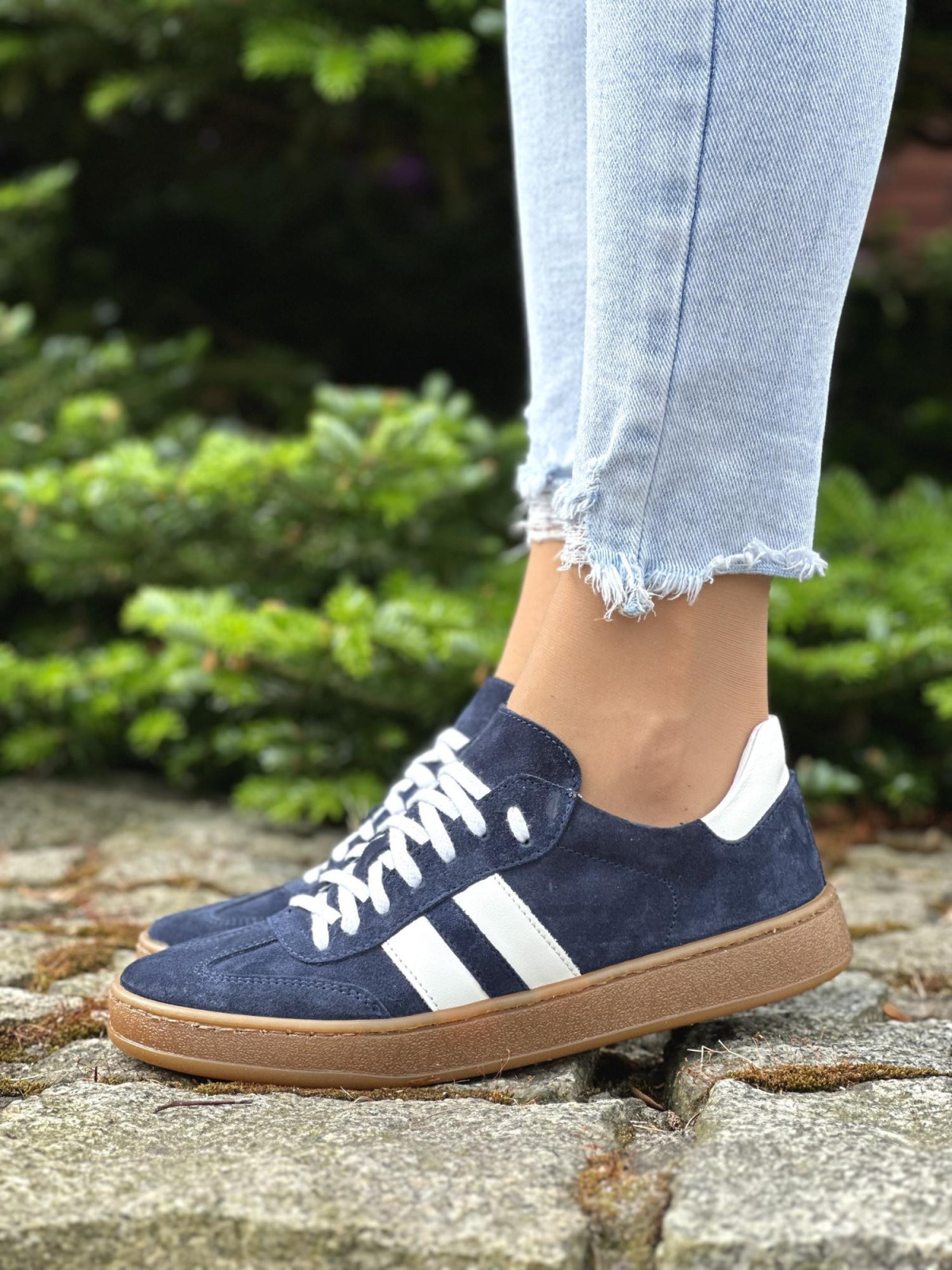 Modowe-trampki-OLEKSY-ze-skory-naturalnej-polskiej-produkcji-w-granatowym-kolorze