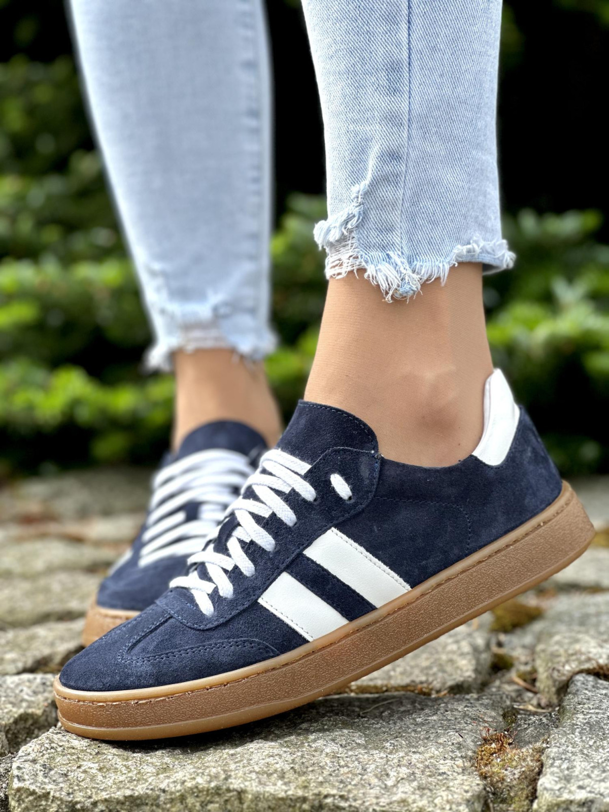 Modowe-trampki-OLEKSY-ze-skory-naturalnej-polskiej-produkcji-w-granatowym-kolorze