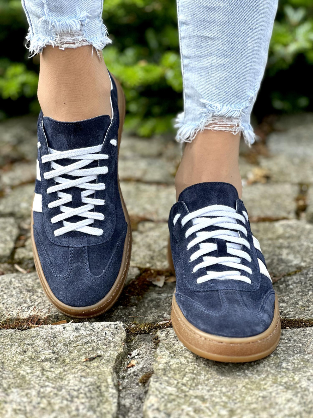 Modowe-trampki-OLEKSY-ze-skory-naturalnej-polskiej-produkcji-w-granatowym-kolorze