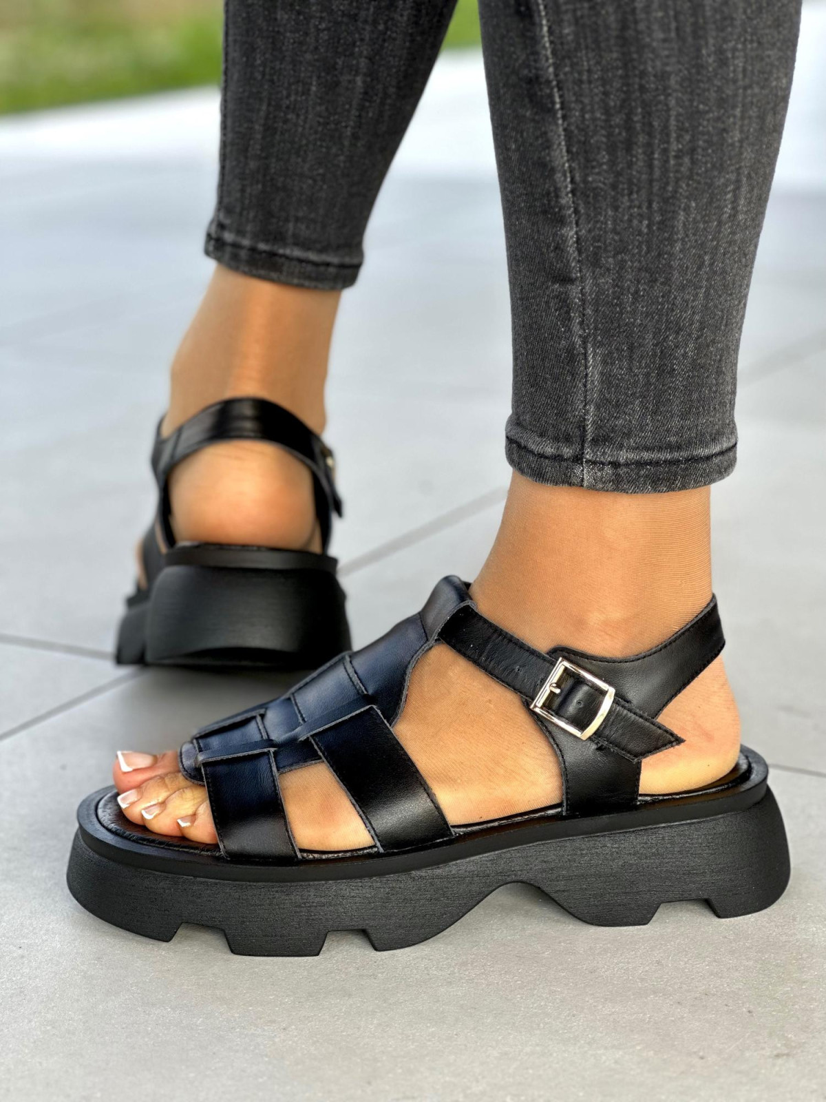 Czarne-sandaly-damskie-skorzane-OLEKSY-polskiej-produkcji-na-traperze