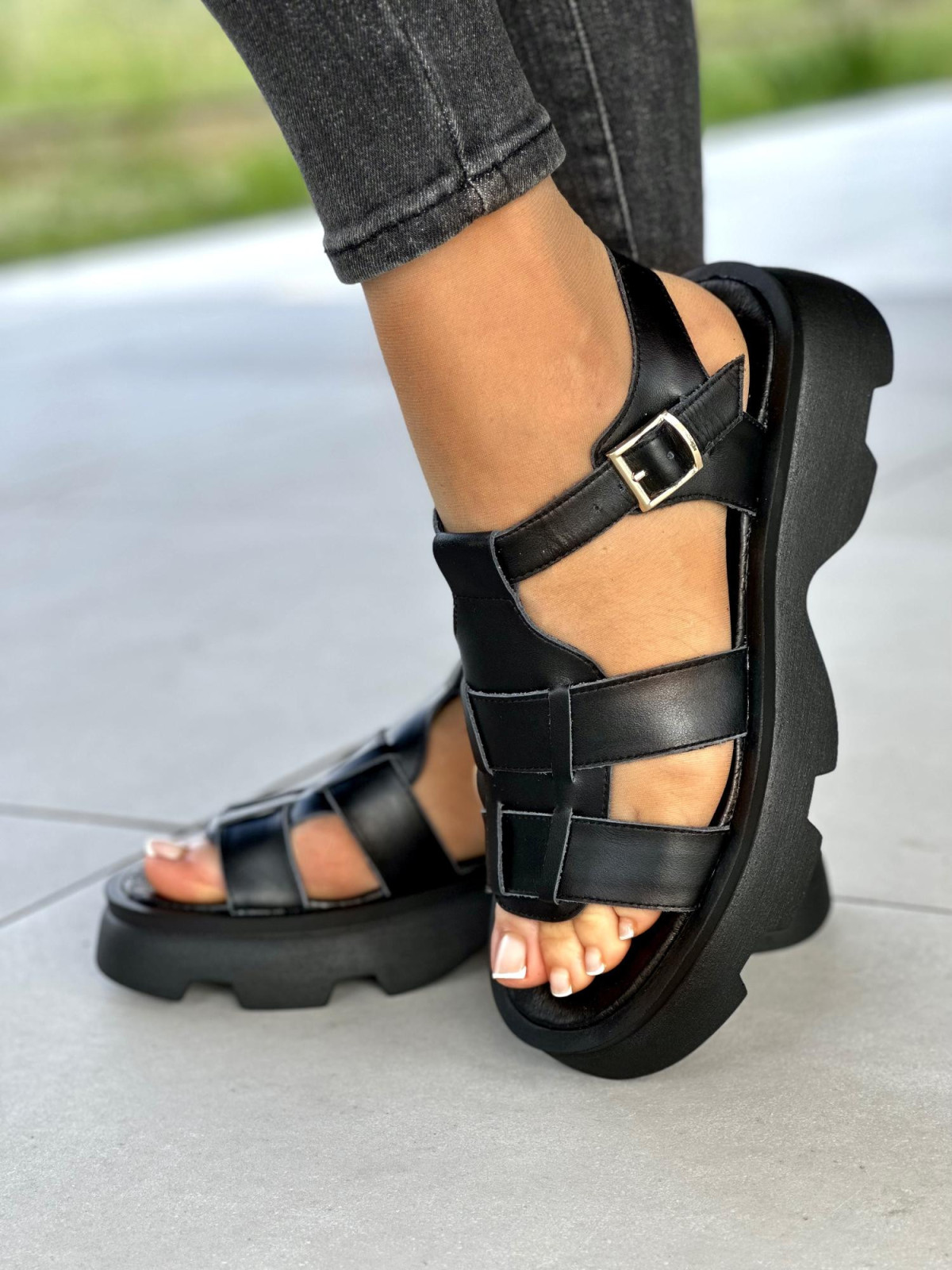 Czarne-sandaly-damskie-skorzane-OLEKSY-polskiej-produkcji-na-traperze