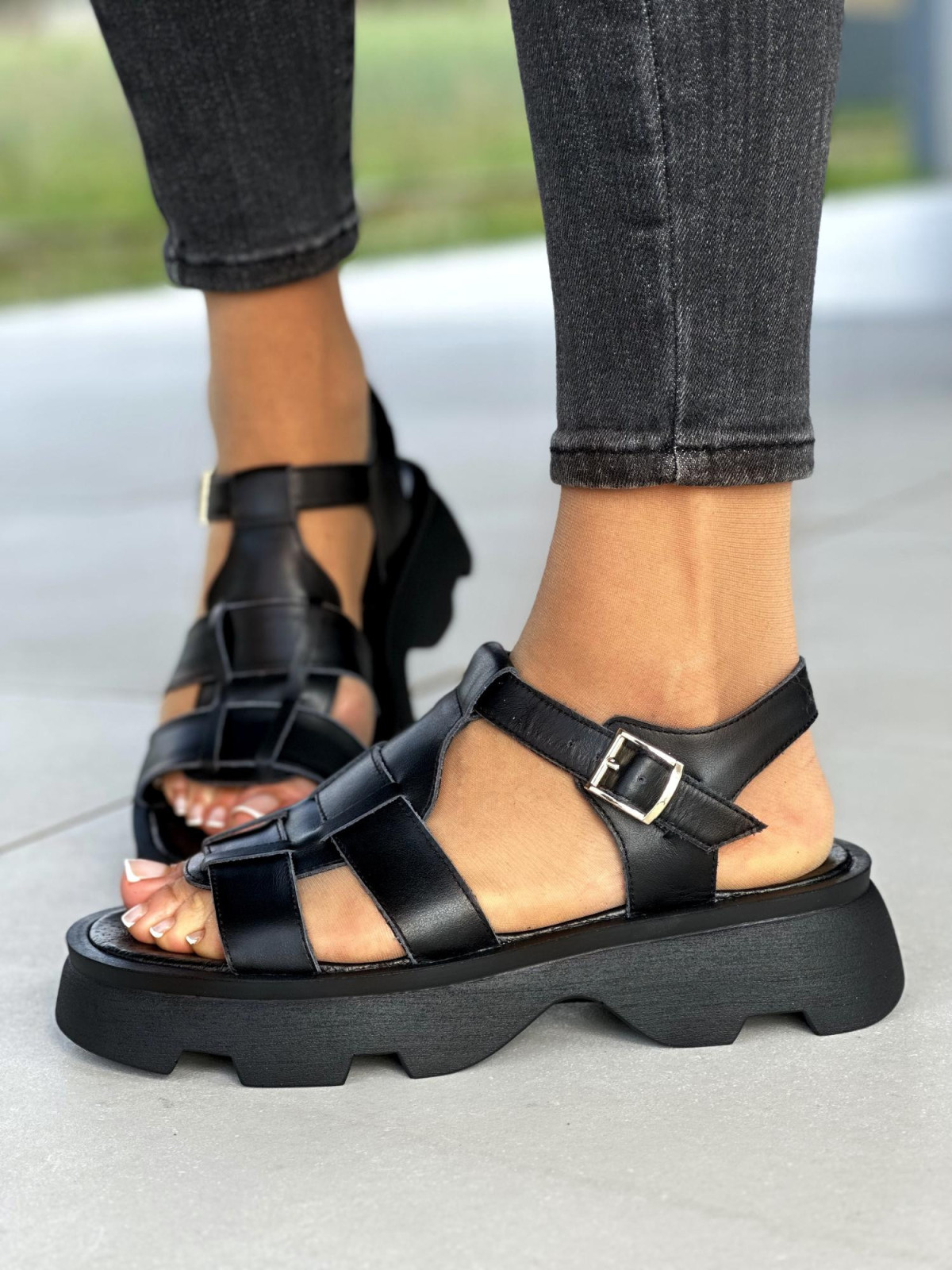 Czarne-sandaly-damskie-skorzane-OLEKSY-polskiej-produkcji-na-traperze