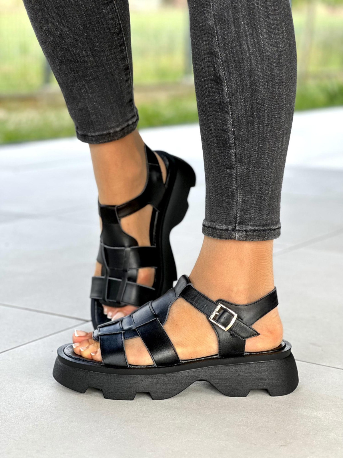 Czarne-sandaly-damskie-skorzane-OLEKSY-polskiej-produkcji-na-traperze