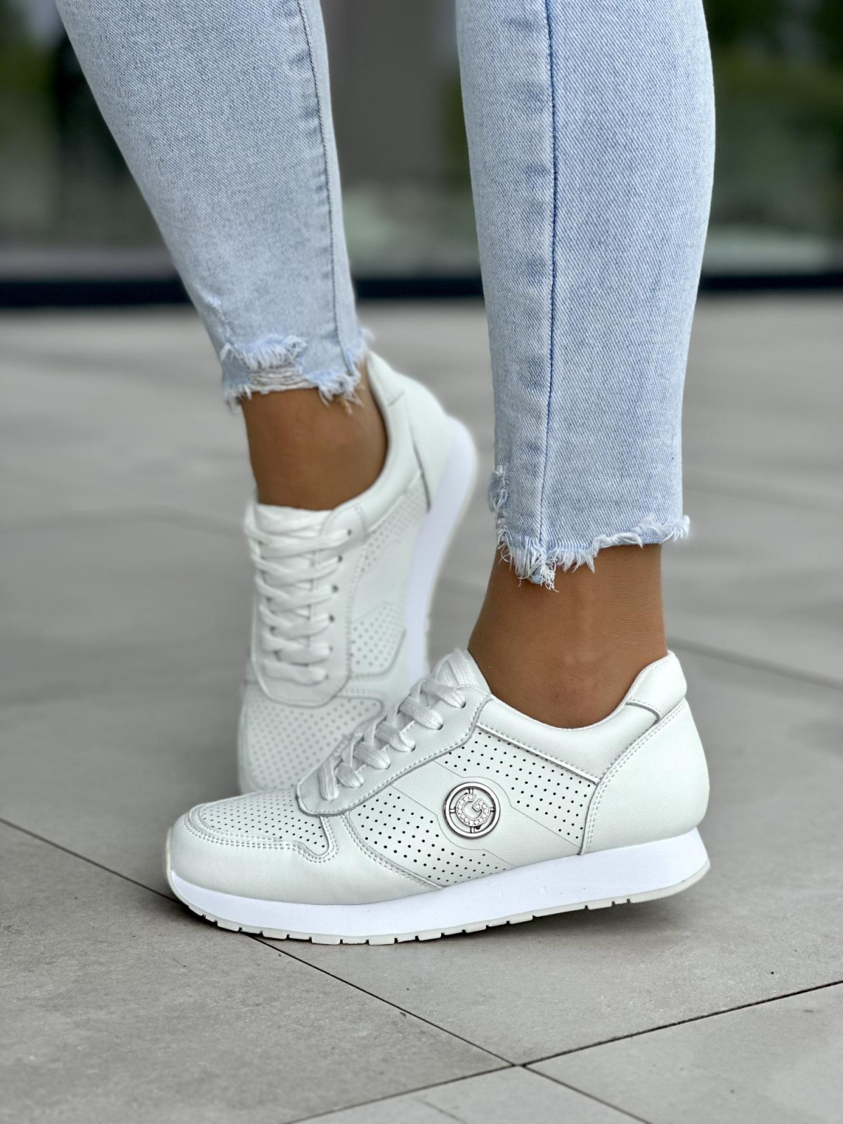 Biale-sneakersy-damskie-ze-skory-naturalnej