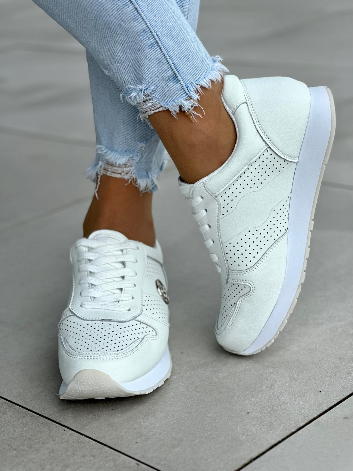 Biale-sneakersy-damskie-ze-skory-naturalnej