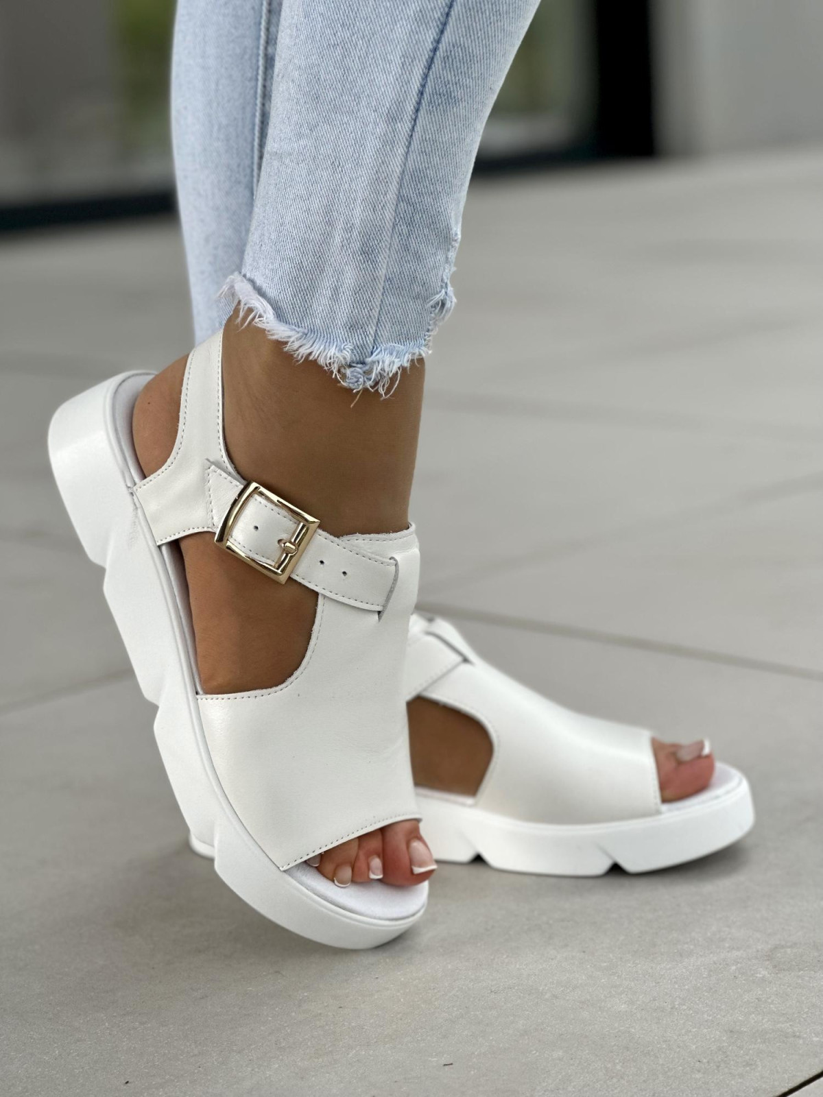 Biale-sandaly-damskie-skorzane-OLEKSY-polskiej-produkcji-na-wygodnej-podeszwie