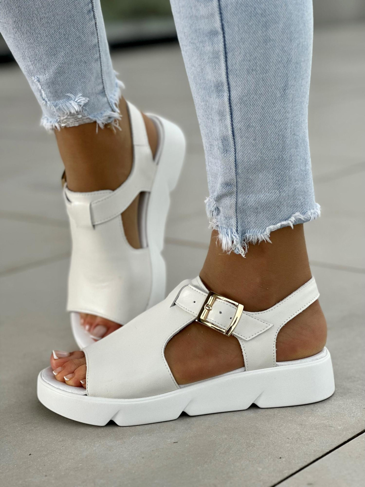 Biale-sandaly-damskie-skorzane-OLEKSY-polskiej-produkcji-na-wygodnej-podeszwie