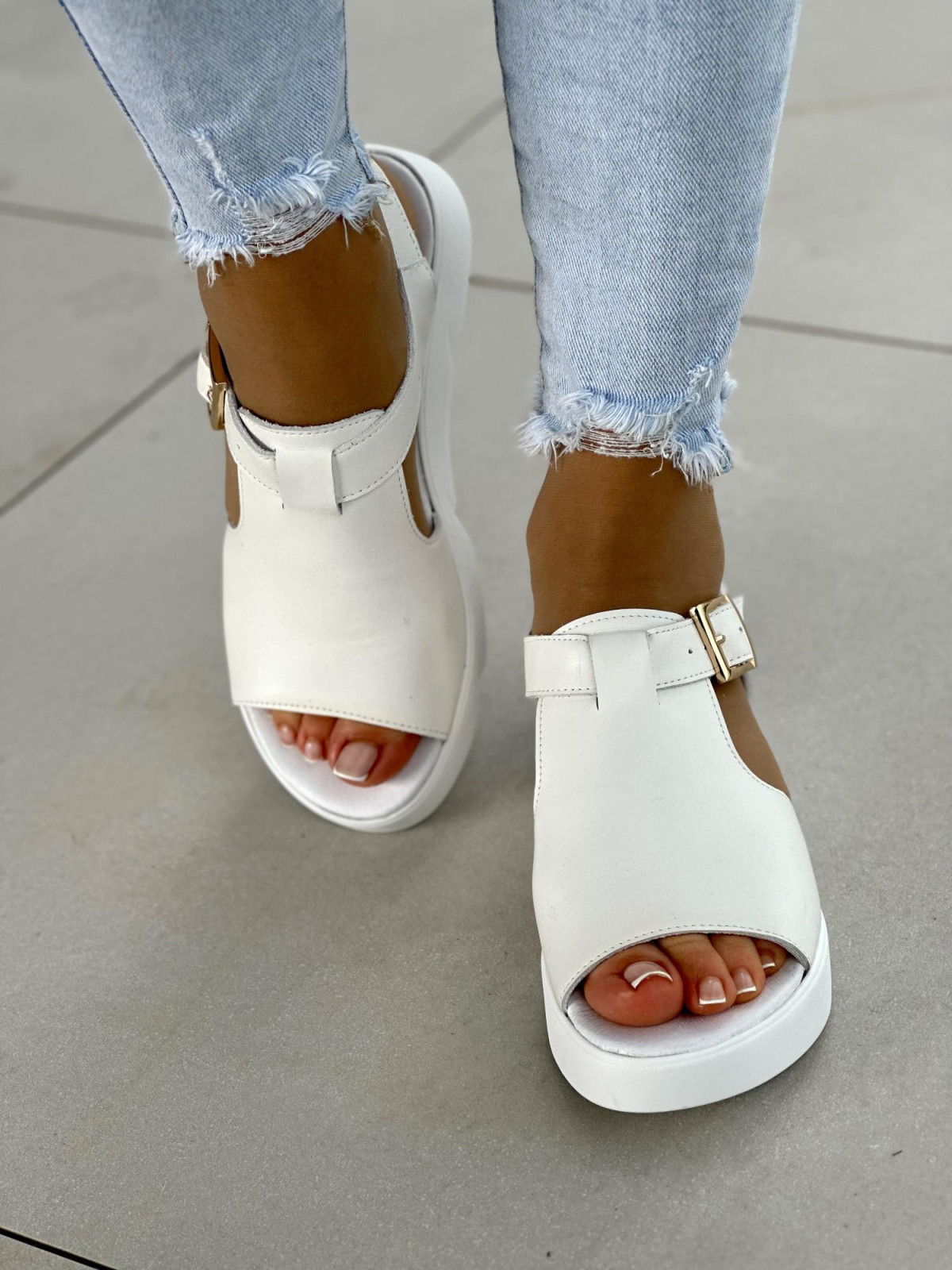 Biale-sandaly-damskie-skorzane-OLEKSY-polskiej-produkcji-na-wygodnej-podeszwie