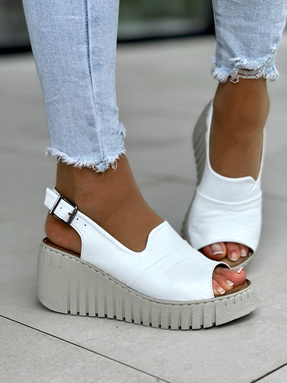Wygodne-biale-sandaly-damskie-skorzane-na-koturnie
