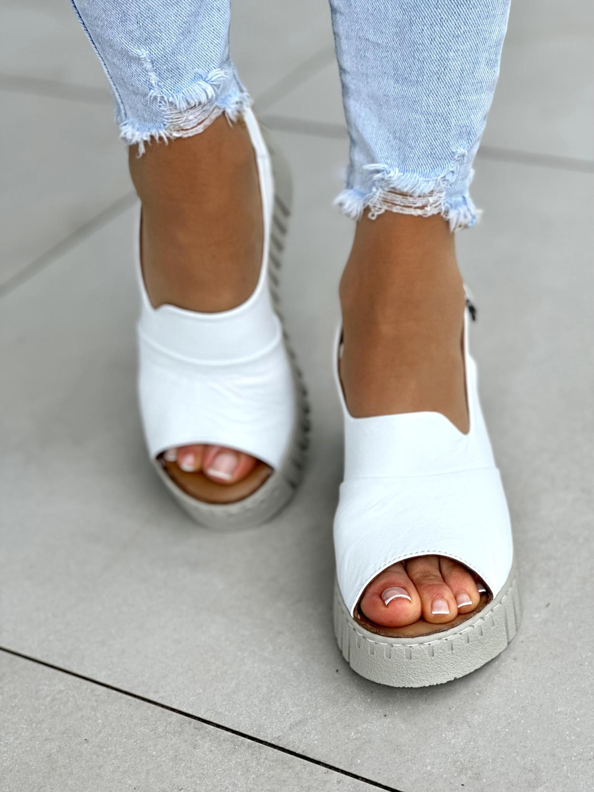 Wygodne-biale-sandaly-damskie-skorzane-na-koturnie