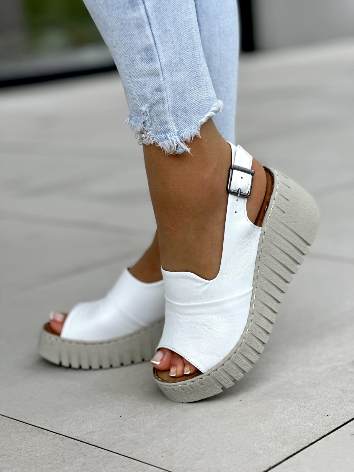 Wygodne-biale-sandaly-damskie-skorzane-na-koturnie