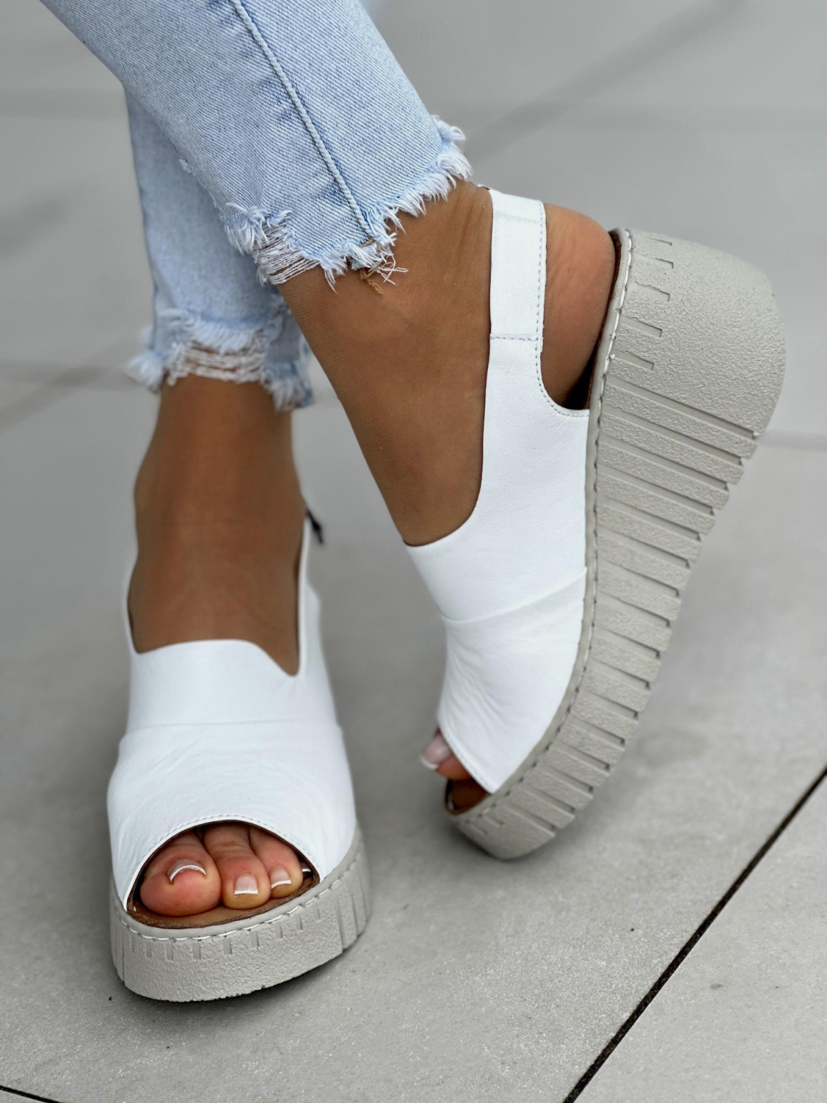 Wygodne-biale-sandaly-damskie-skorzane-na-koturnie