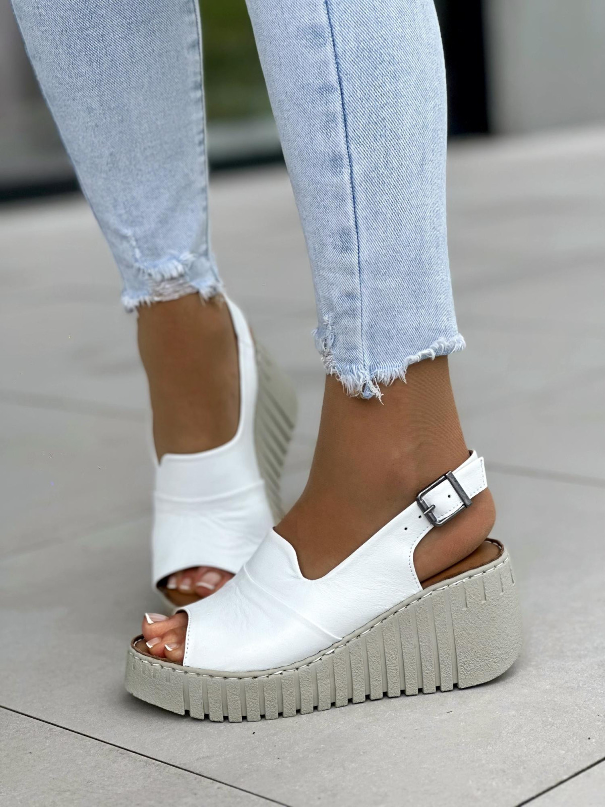 Wygodne-biale-sandaly-damskie-skorzane-na-koturnie