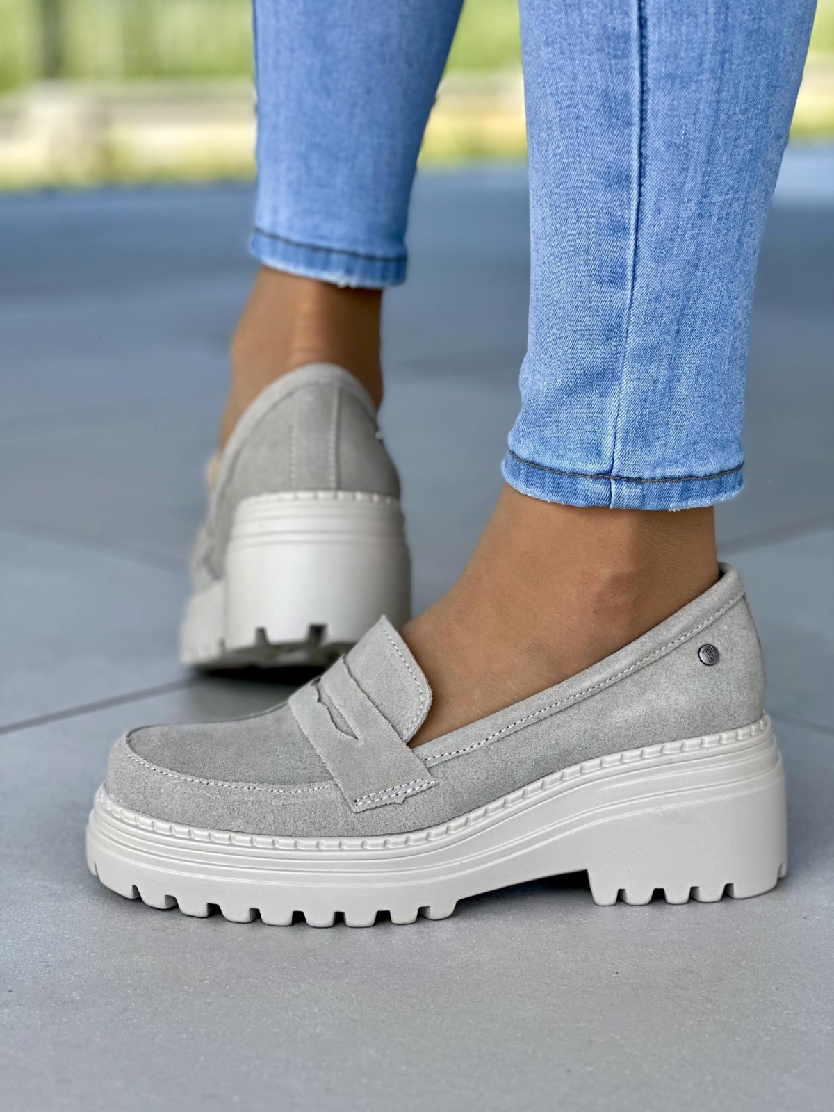 Wygodne-bezowe-mokasyny-damskie-skorzane-na-grubej-podeszwie