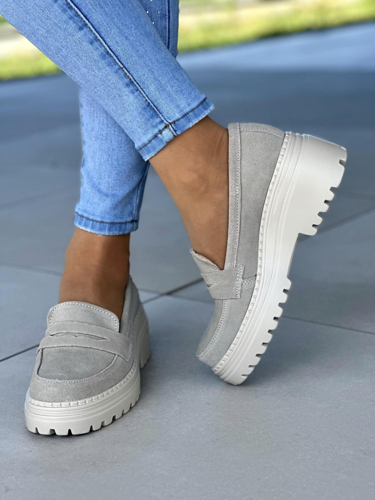 Wygodne-bezowe-mokasyny-damskie-skorzane-na-grubej-podeszwie