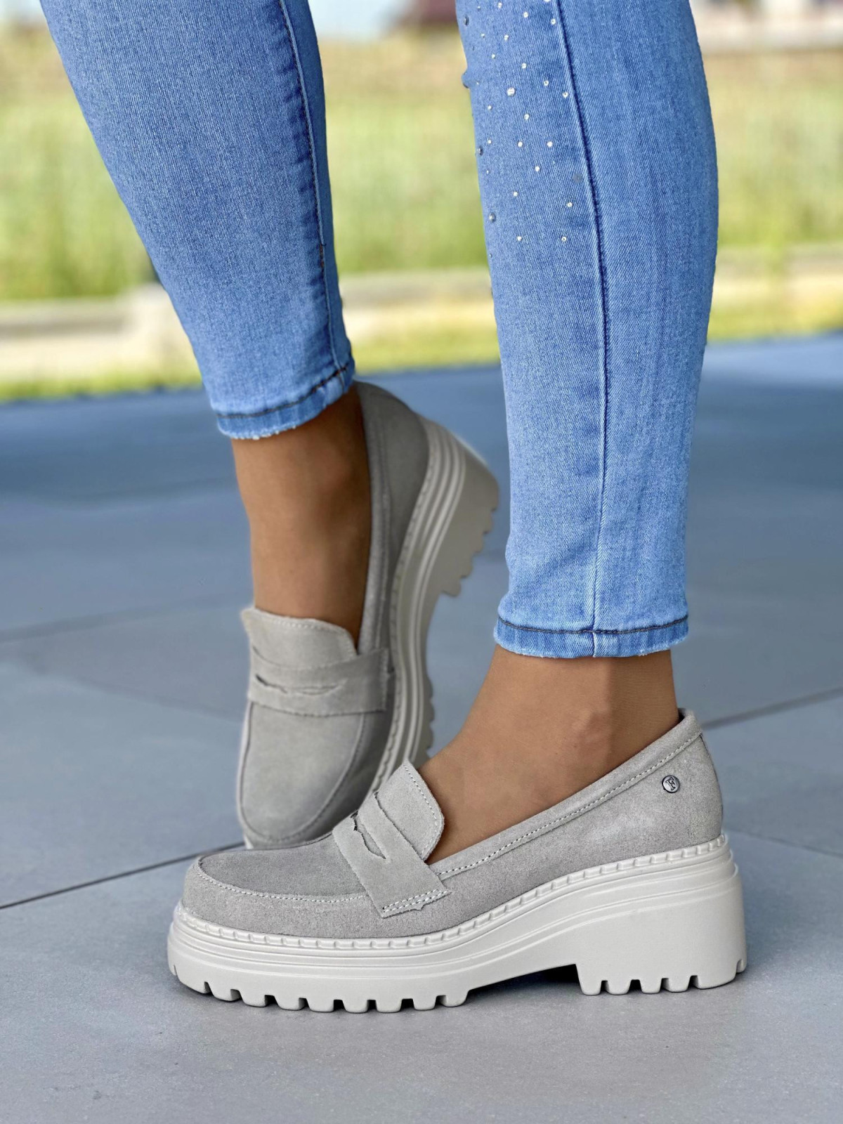 Wygodne-bezowe-mokasyny-damskie-skorzane-na-grubej-podeszwie