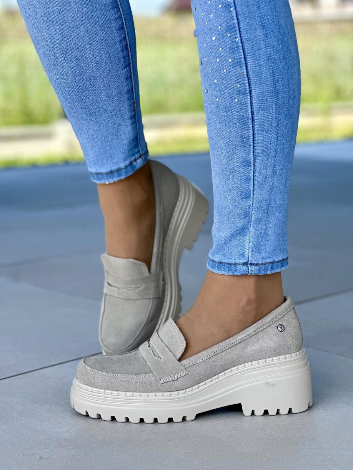 Wygodne-bezowe-mokasyny-damskie-skorzane-na-grubej-podeszwie