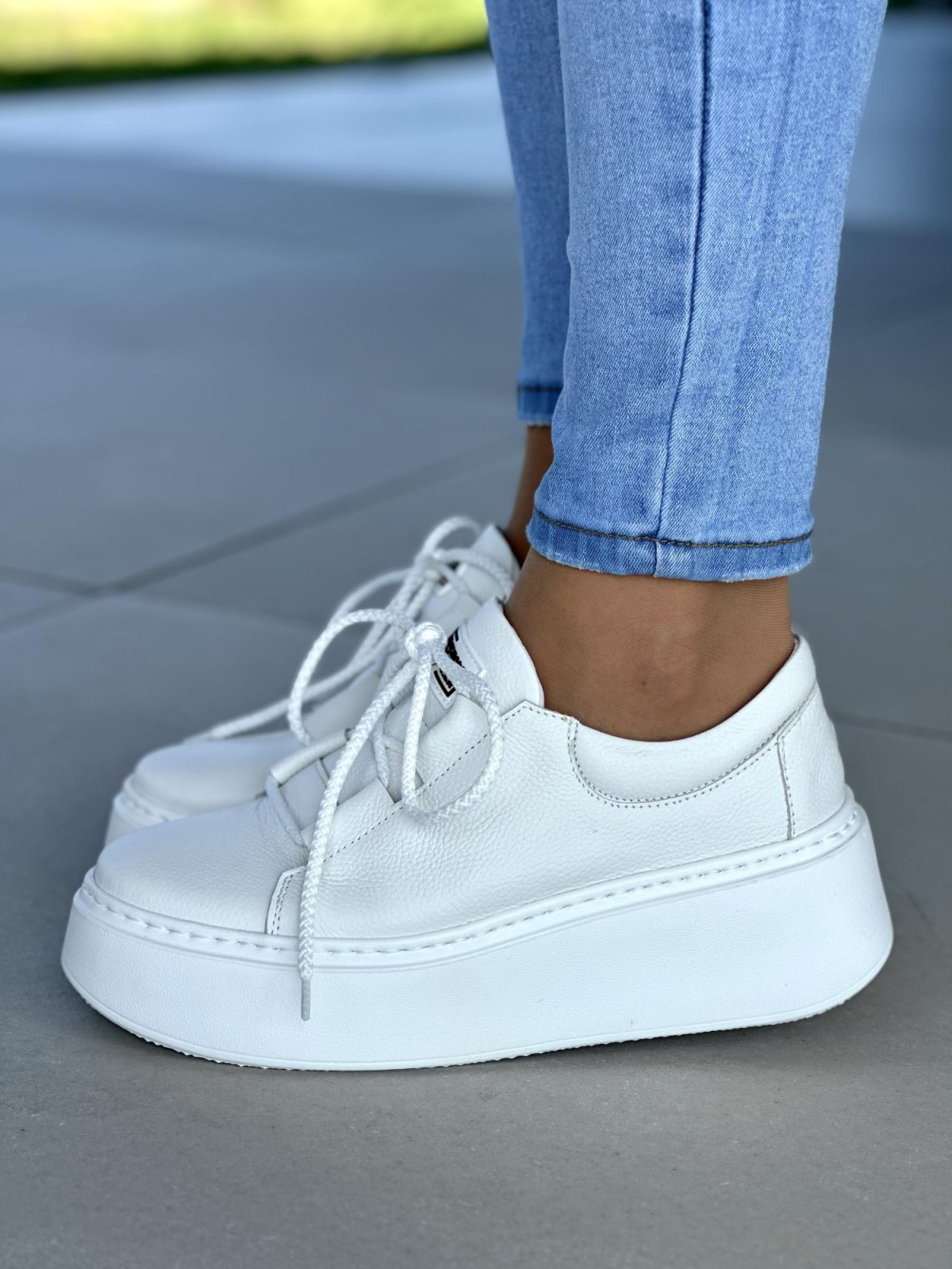 Biale-trampki-damskie-skorzane-OLEKSY-polskiej-produkcji-na-grubej-podeszwie