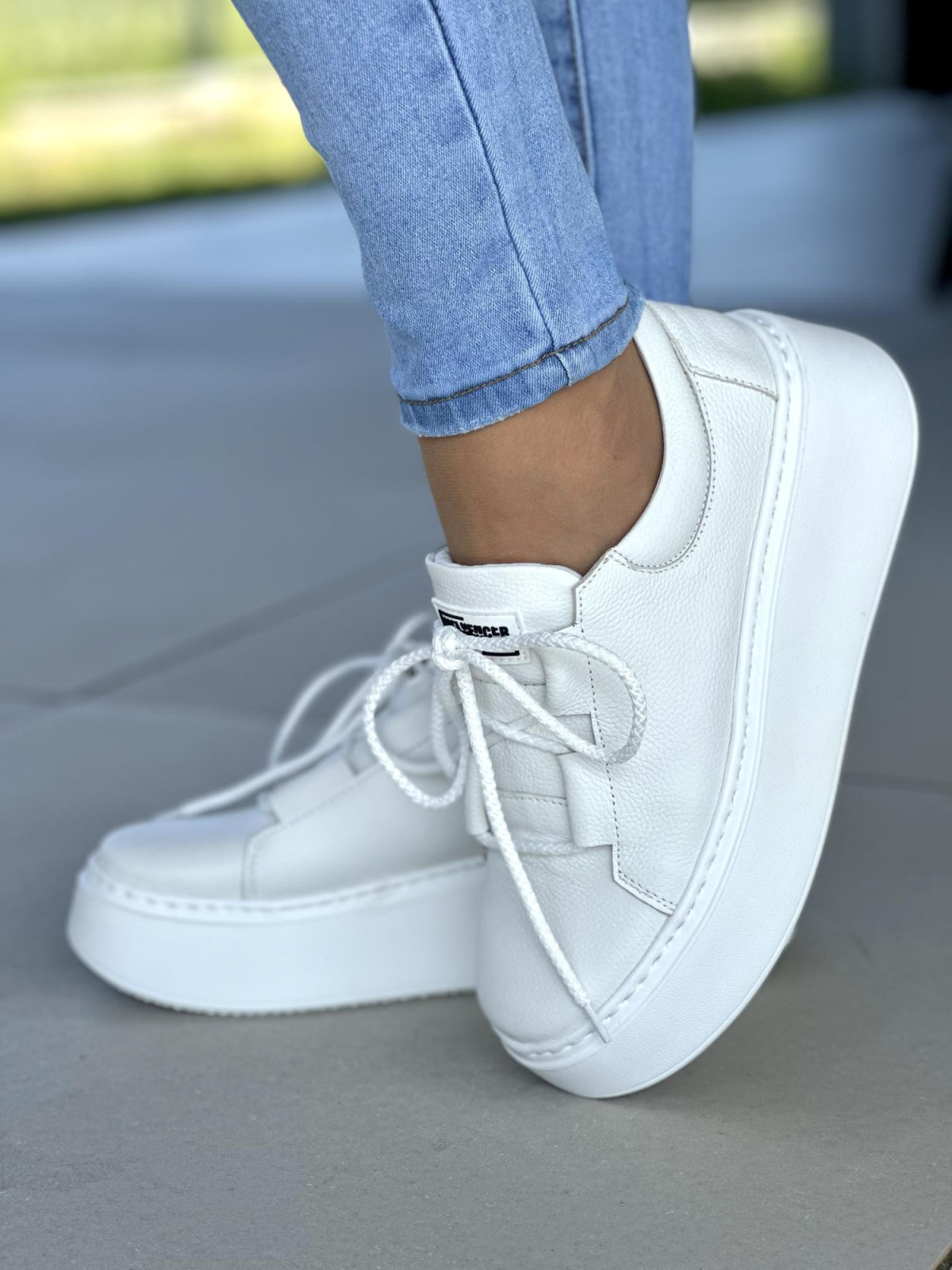 Biale-trampki-damskie-skorzane-OLEKSY-polskiej-produkcji-na-grubej-podeszwie