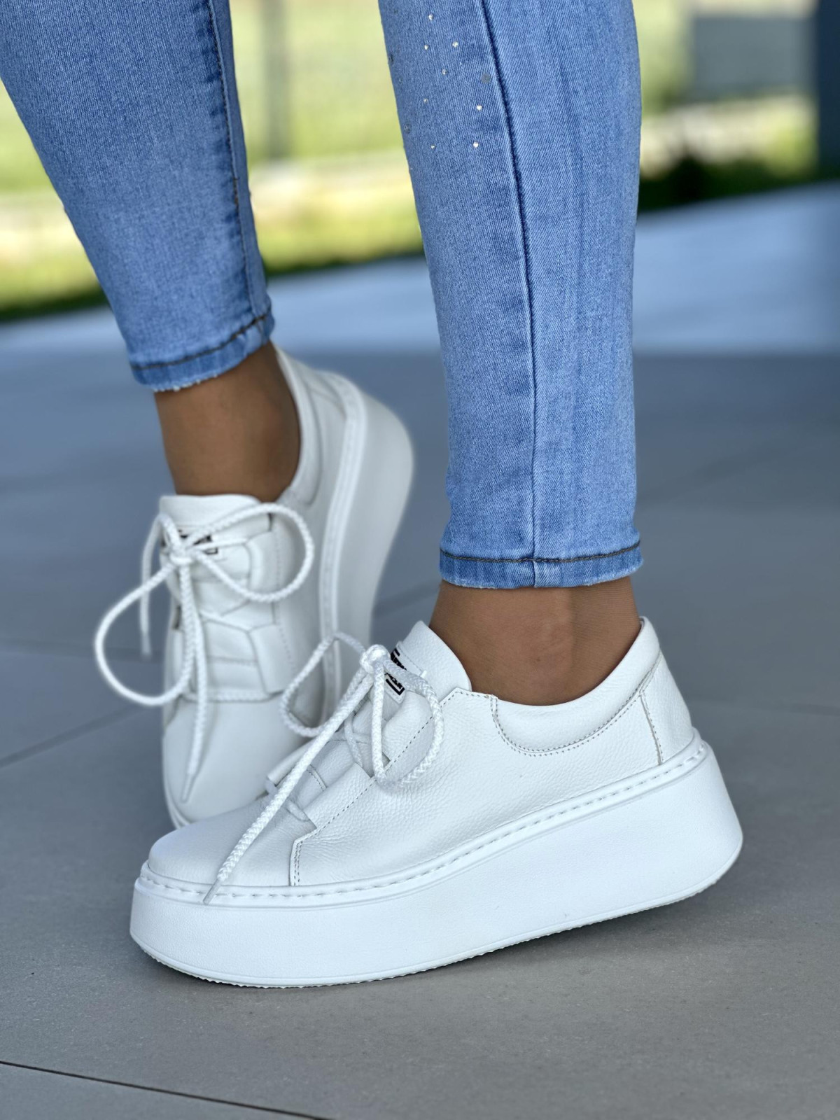 Biale-trampki-damskie-skorzane-OLEKSY-polskiej-produkcji-na-grubej-podeszwie