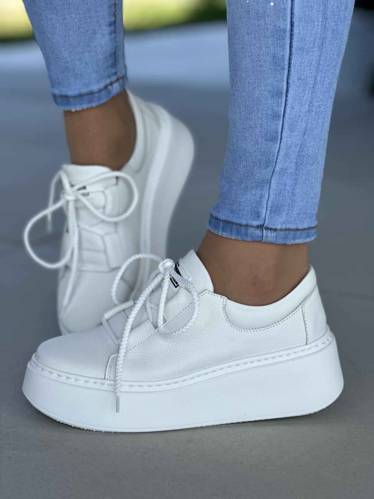 Biale-trampki-damskie-skorzane-OLEKSY-polskiej-produkcji-na-grubej-podeszwie