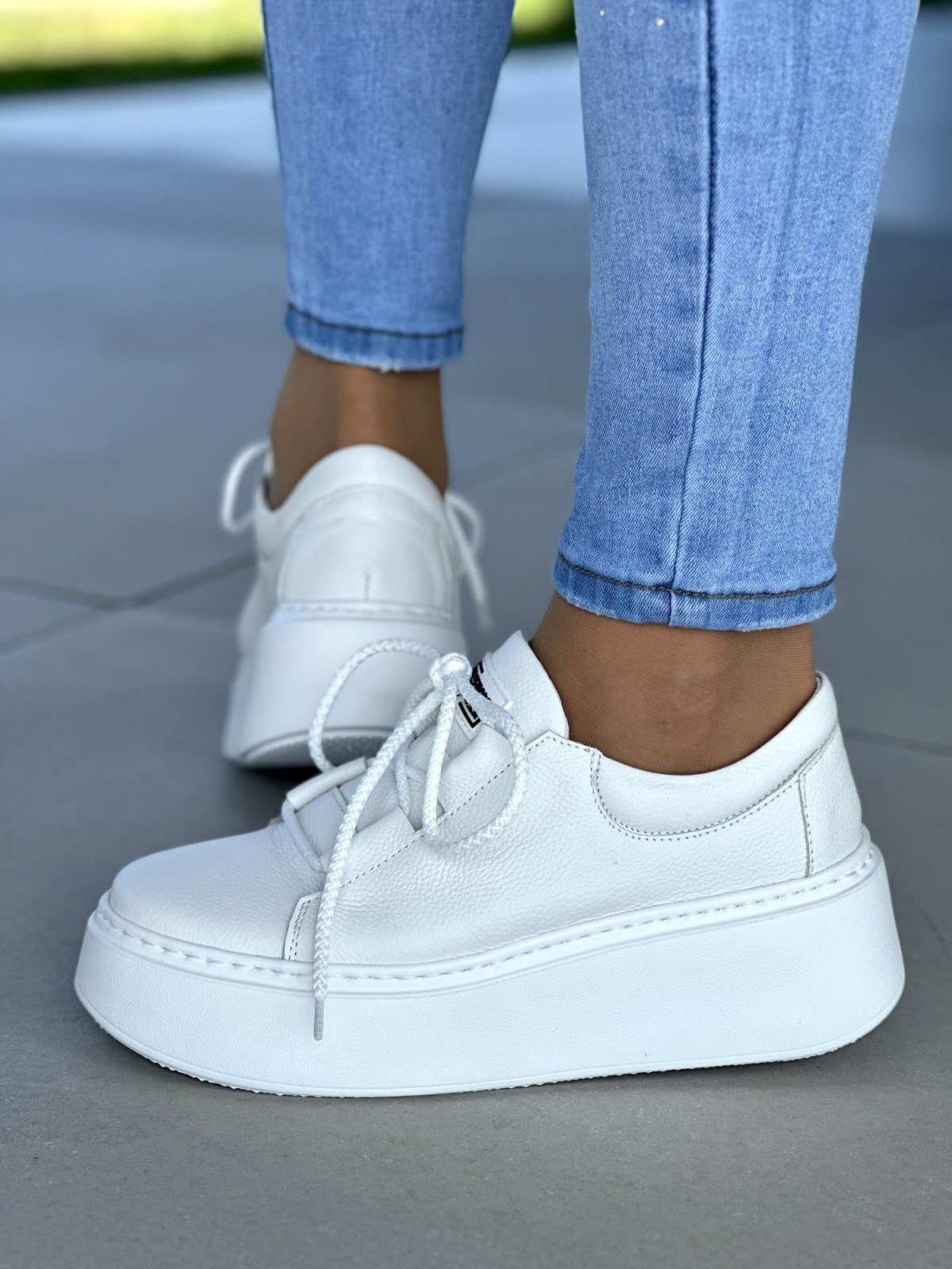 Biale-trampki-damskie-skorzane-OLEKSY-polskiej-produkcji-na-grubej-podeszwie